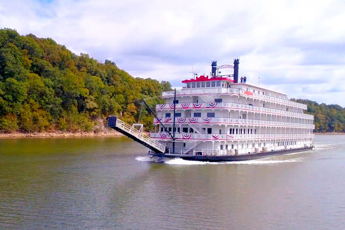 riverboat cruise up the mississippi river from new orleans