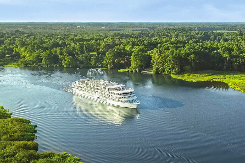 American Cruise Lines ship sailing the Mississippi River