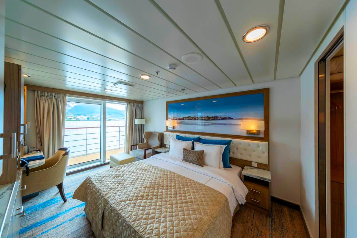 Category 08: Captain's Suite 