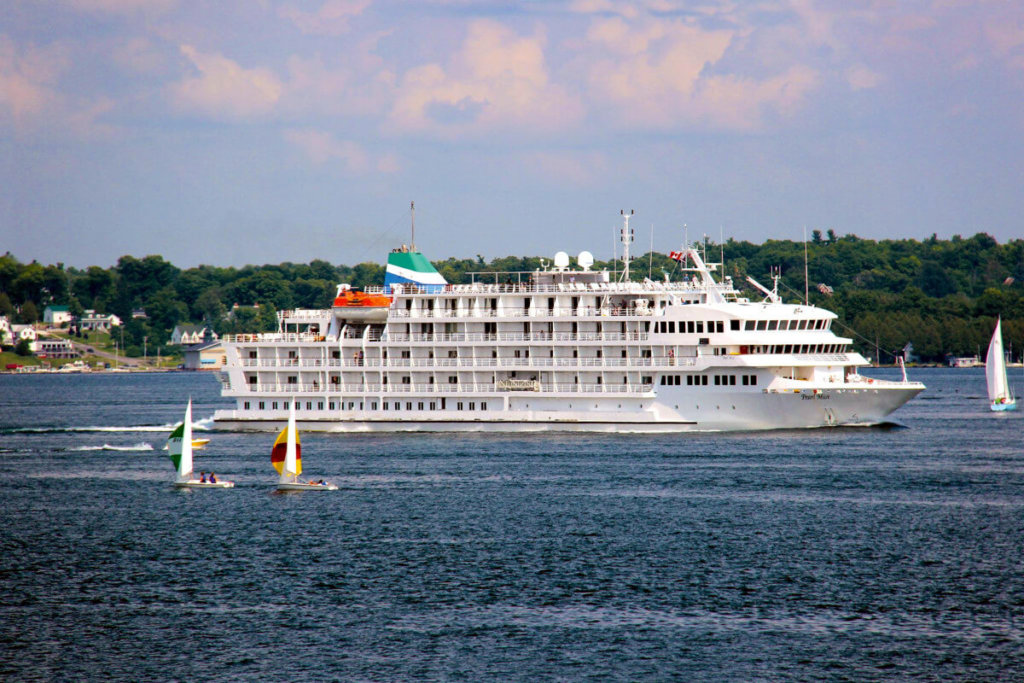 Pearl Mist sailing the Great Lakes